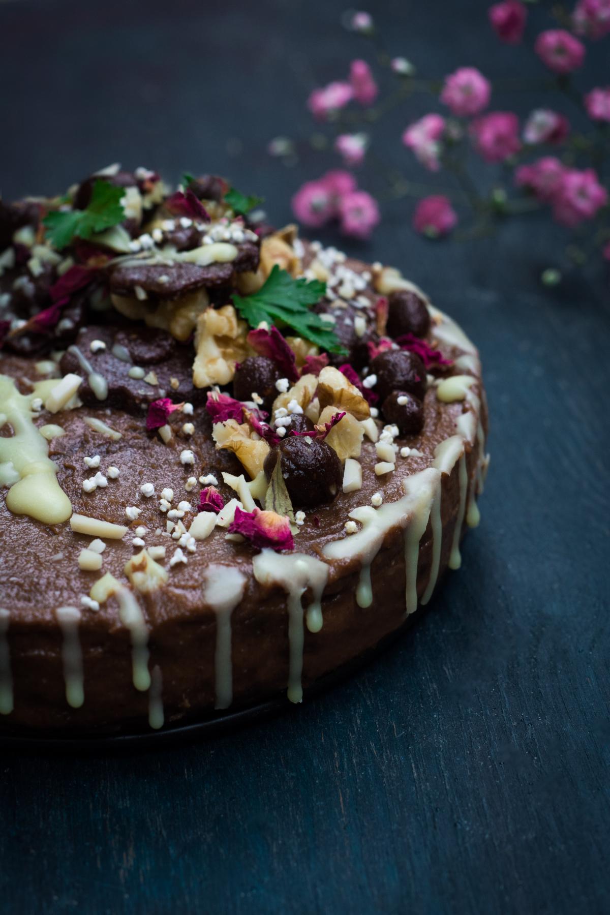 Roh Vegane Schokotorte mit Walnüssen und weißer Schokolade