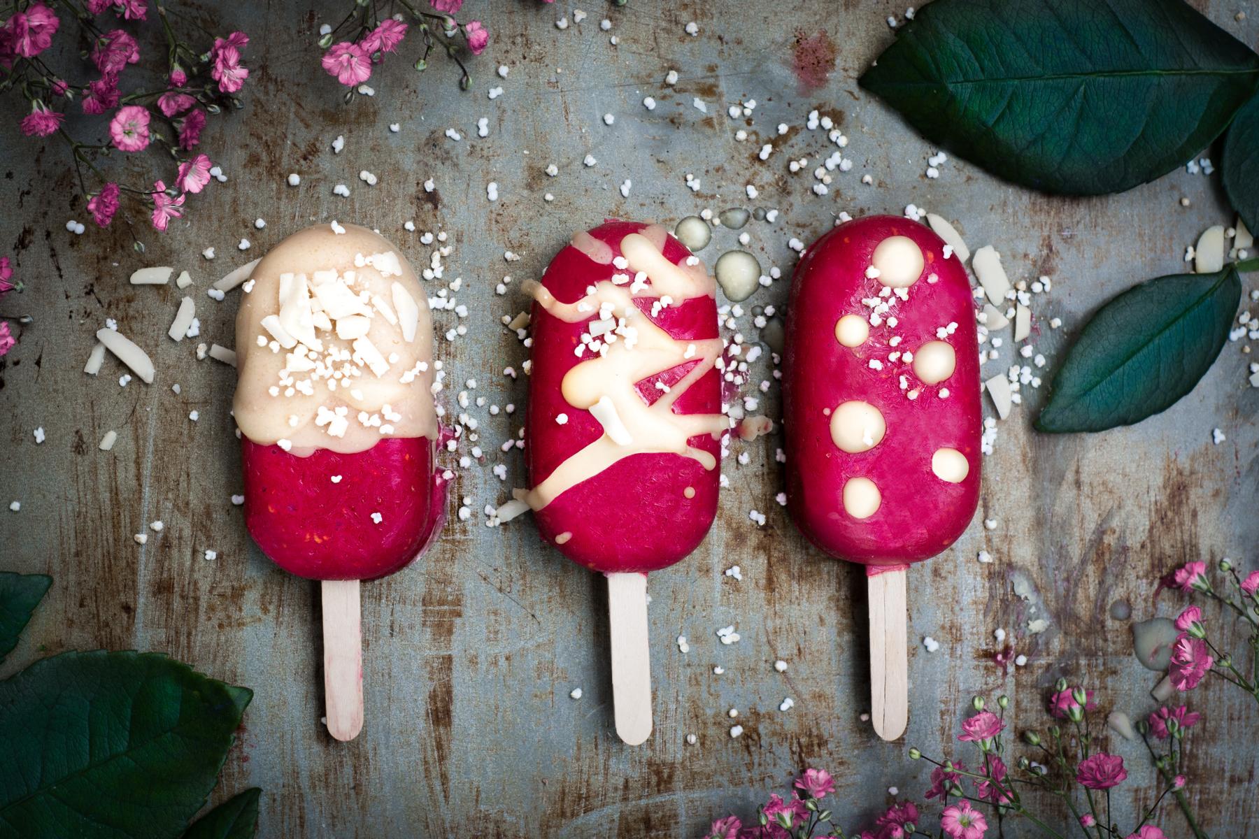 Himbeer-Eis mit Weißer Schokolade am Stiel - Artandalmonds