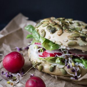 Veganes Pausenbrot / Bagel mit Simply V Streichngenuss / pflanzliche Schulbrote